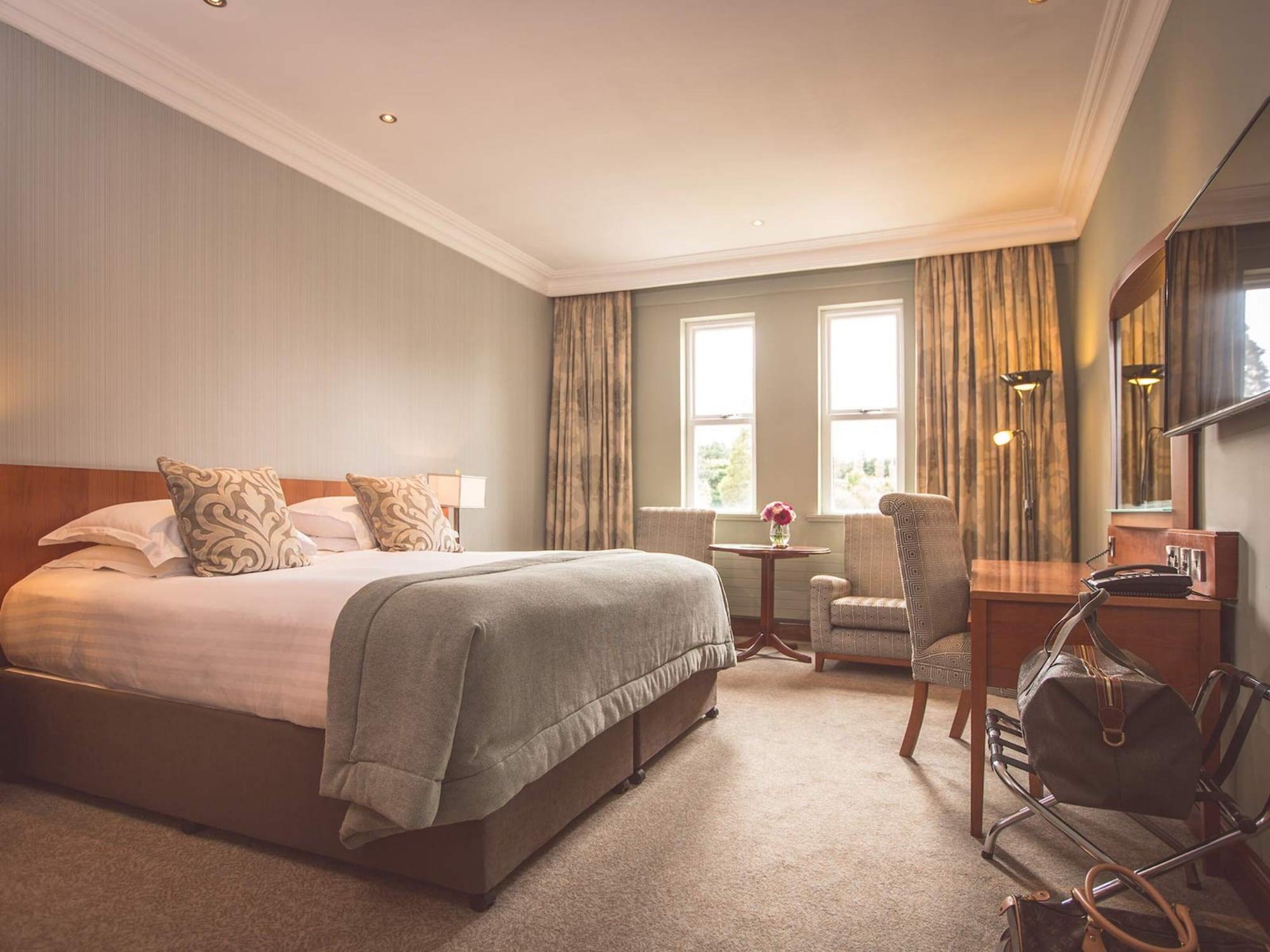 The Culloden Estate And Spa Холівуд Екстер'єр фото A bedroom at the hotel