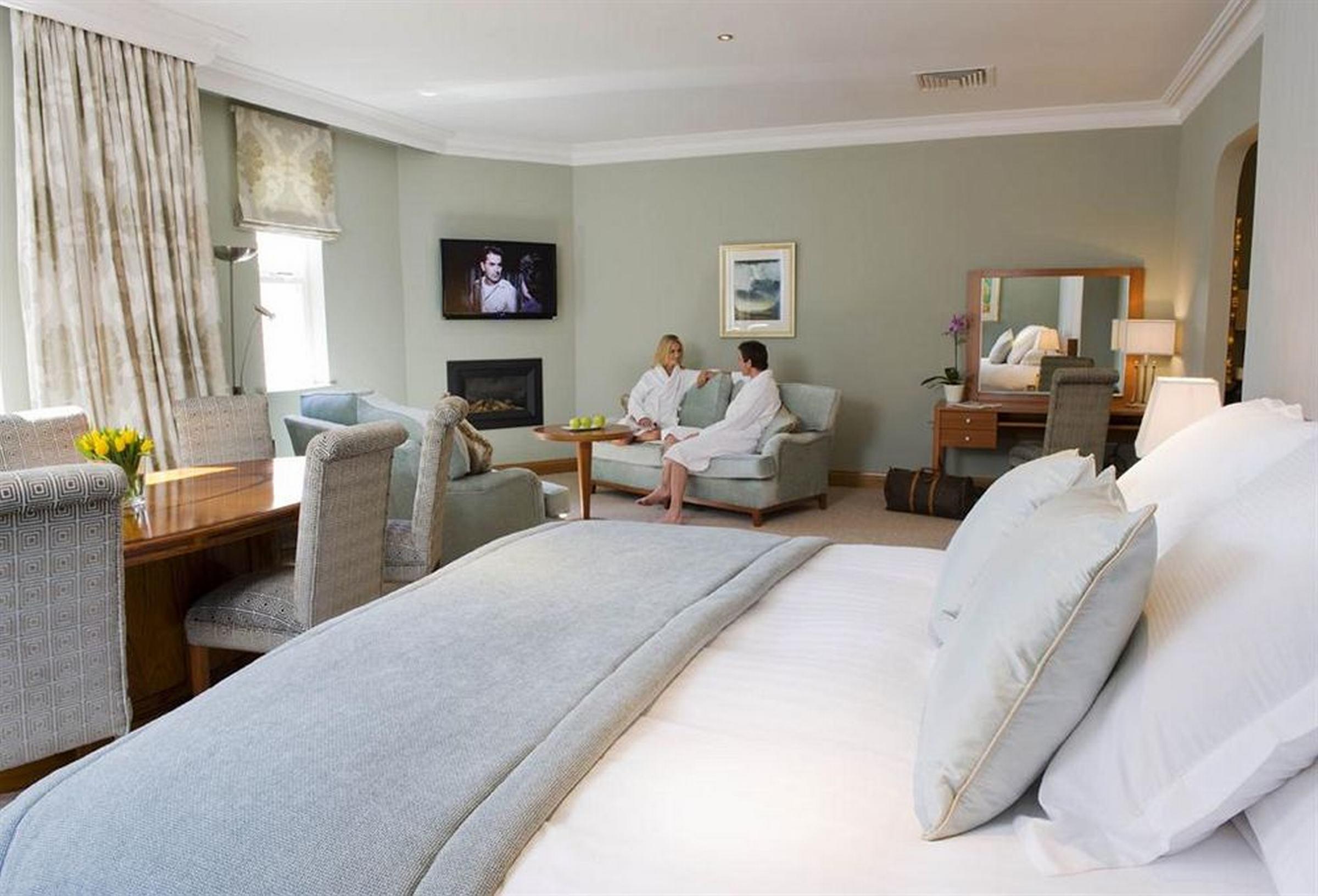 The Culloden Estate And Spa Холівуд Номер фото A suite at the hotel