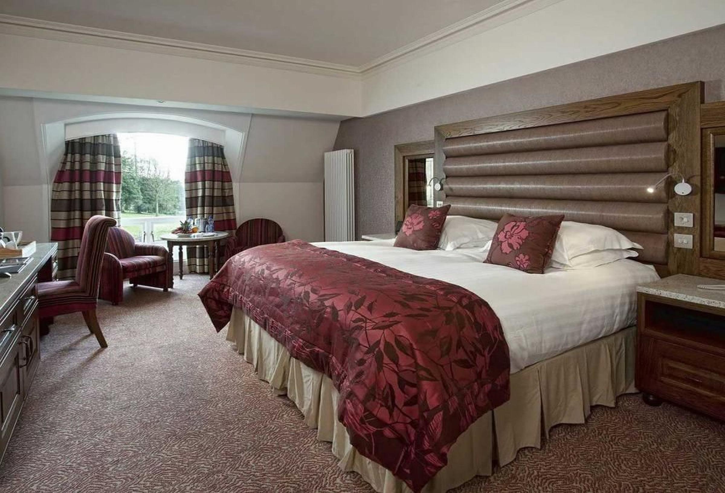 The Culloden Estate And Spa Холівуд Екстер'єр фото A bedroom at the hotel