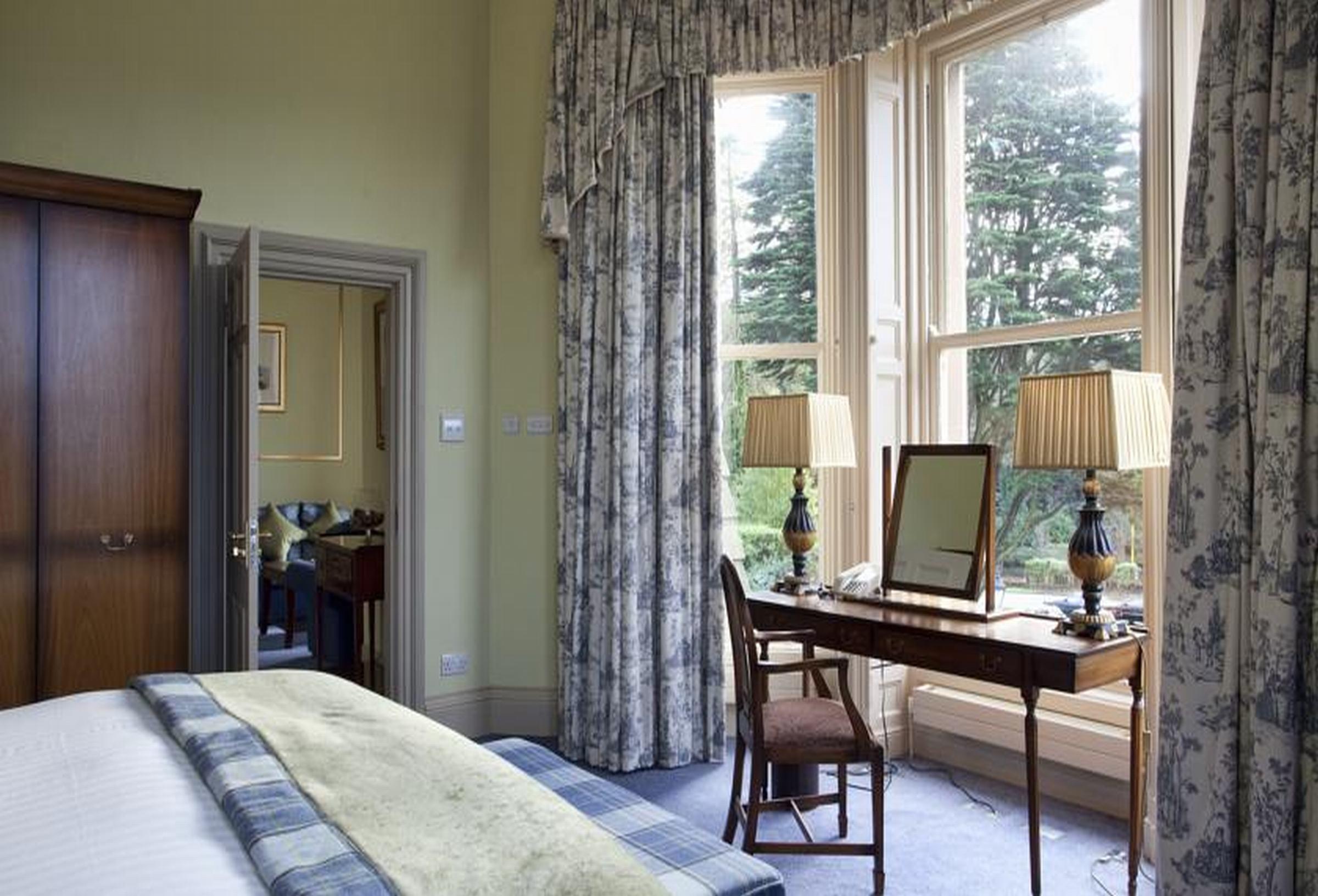 The Culloden Estate And Spa Холівуд Екстер'єр фото A bedroom at the hotel