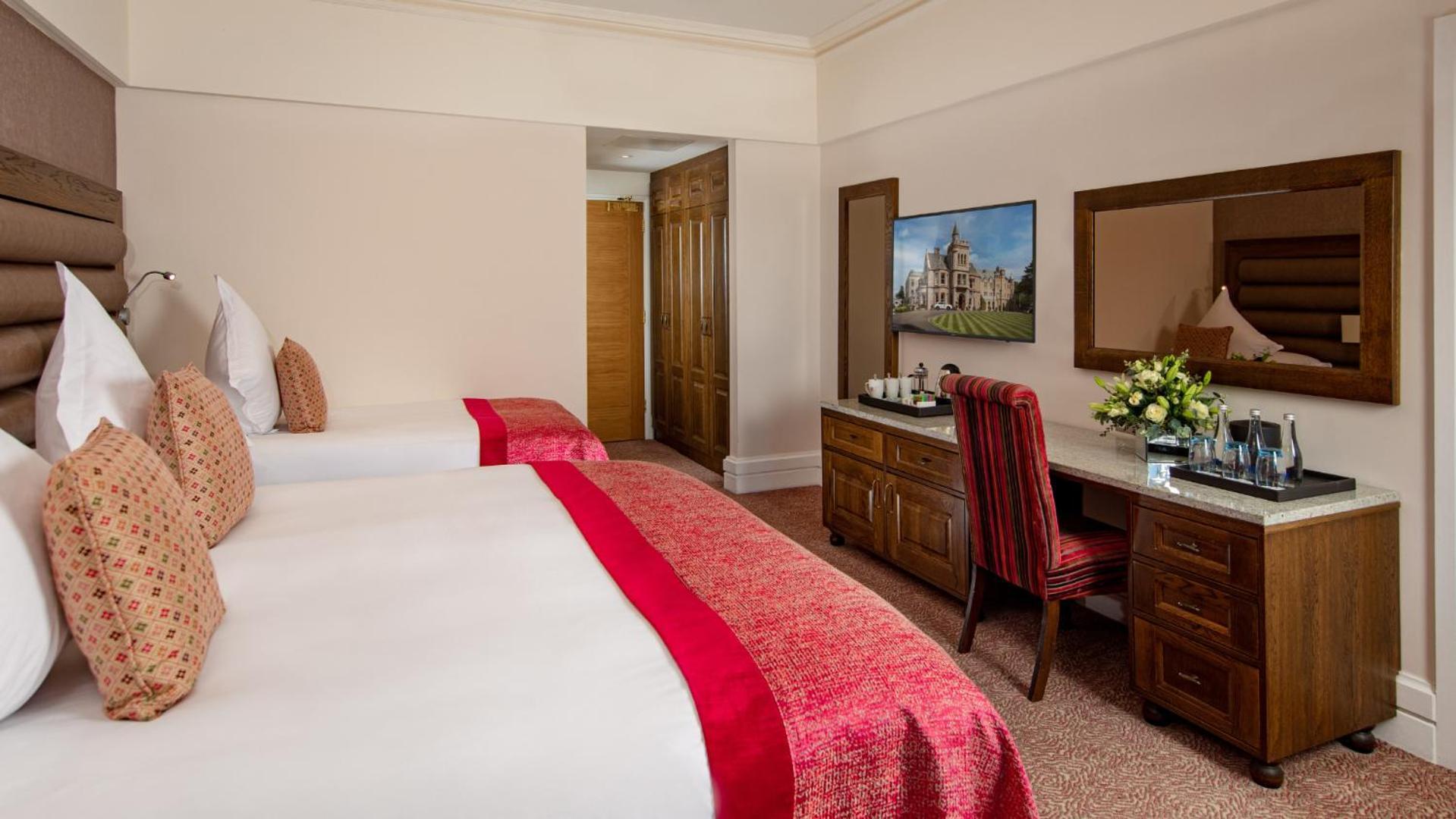 The Culloden Estate And Spa Холівуд Екстер'єр фото A bedroom at the hotel