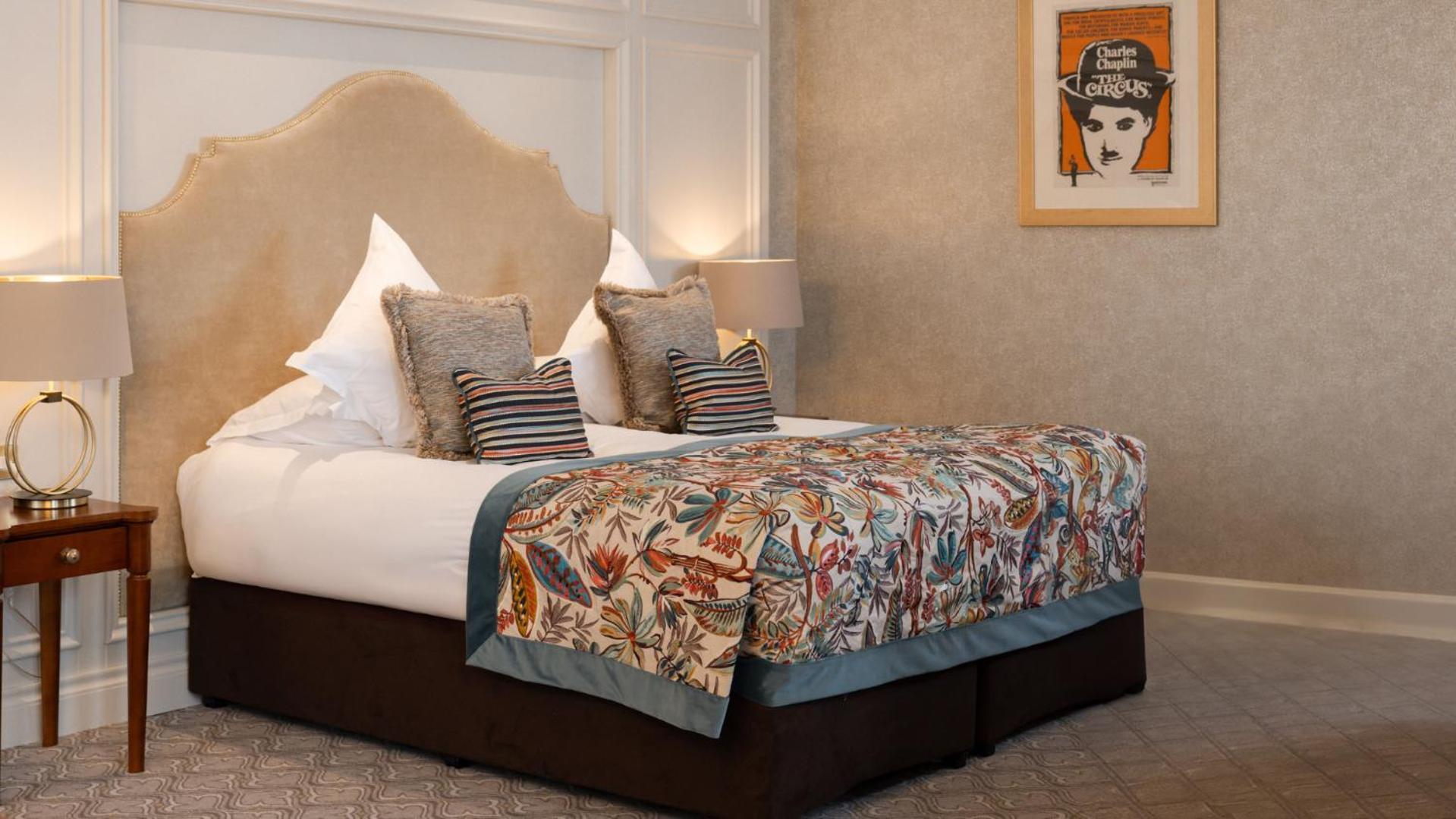 The Culloden Estate And Spa Холівуд Екстер'єр фото A bed with a bed frame