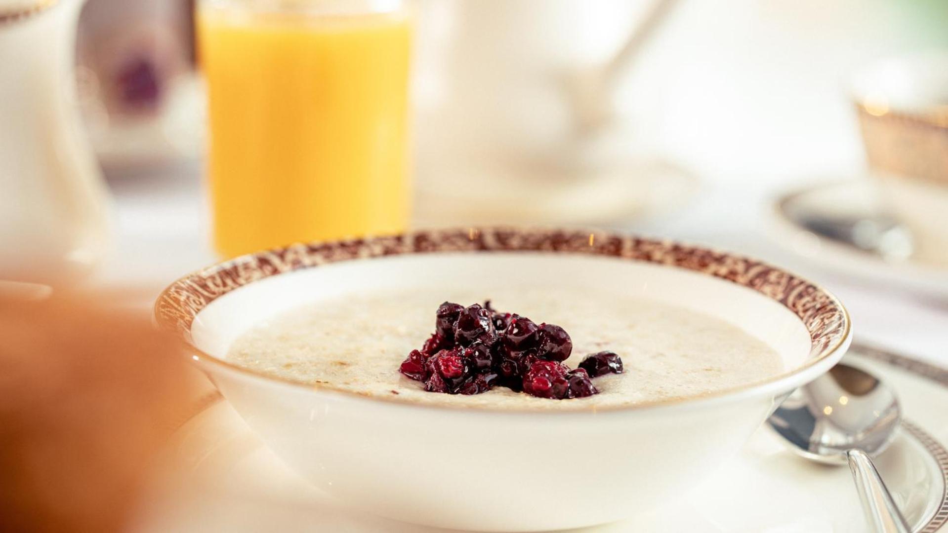 The Culloden Estate And Spa Холівуд Екстер'єр фото Oatmeal with dried blueberries